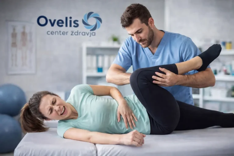 Fizioterapevt v centru Ovelis izvaja manualno terapijo za sprostitev piriformis mišice in razbremenitev išiadičnega živca.
