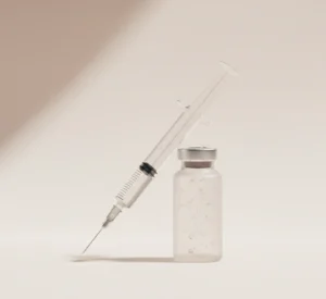 Sterilna viala z medicinsko raztopino in injekcijsko iglo za estetske posege.