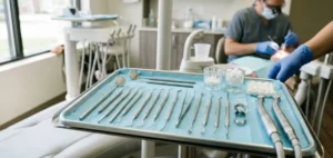 Dentalni instrumenti pripravljeni za endodontski poseg